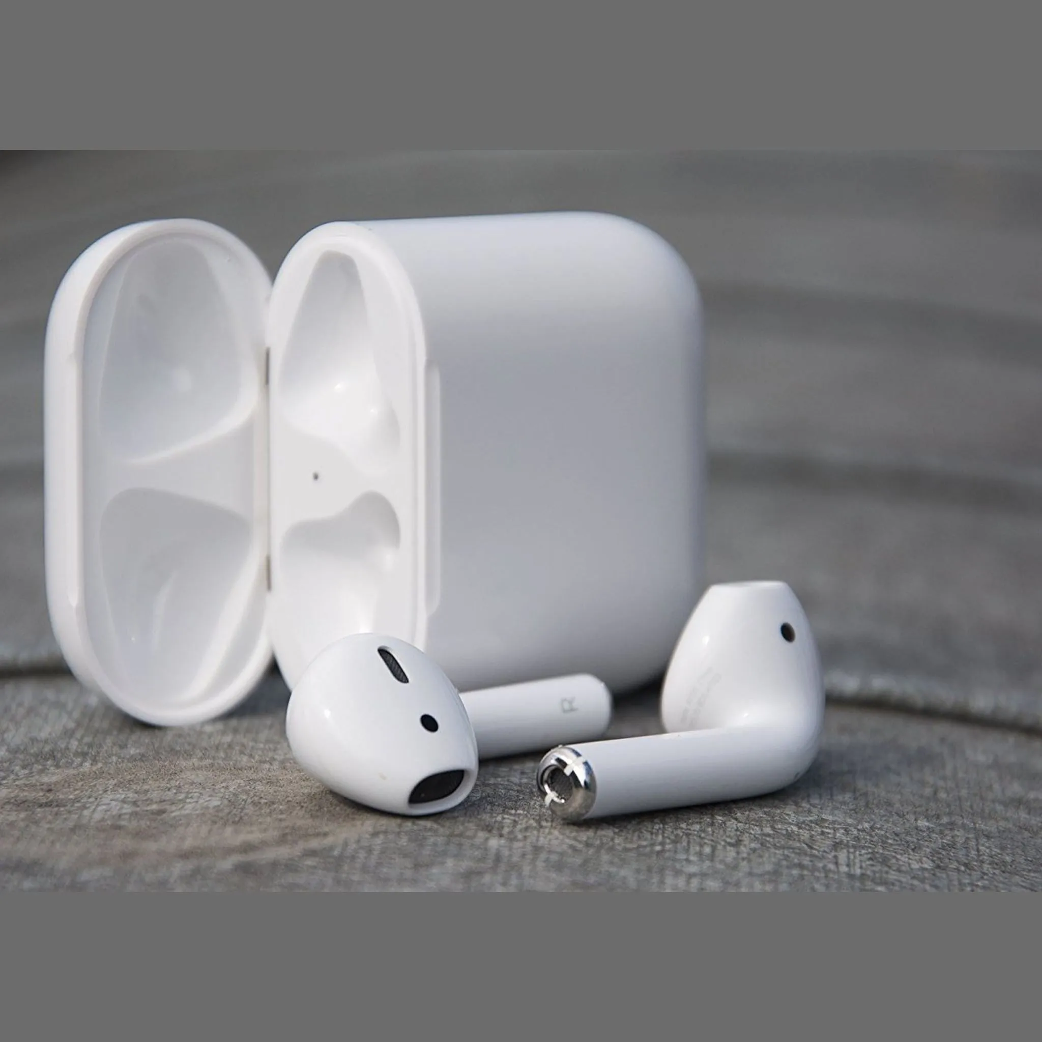 Apple AirPods (1st Generation) with Fibercloth Bundle